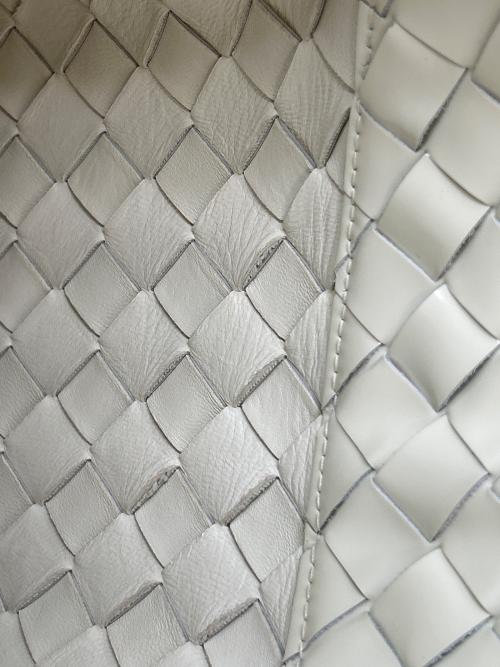 BOTTEGA VENETA（ボッテガベネタ）BOTTEGA VENETA (ボッテガベネタ) ワンショルダーバッグ ホワイトの古着・服飾アイテム