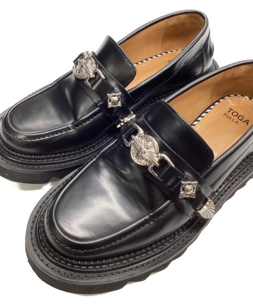 TOGA PULLA（トーガ プルラ）TOGA PULLA (トーガ プルラ) シャークソールバックルローファー ブラック サイズ:38の古着・服飾アイテム