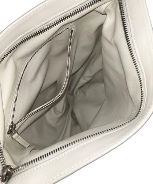 BOTTEGA VENETA（ボッテガベネタ）BOTTEGA VENETA (ボッテガベネタ) ツイストレザークラッチバッグ ホワイトの古着・服飾アイテム