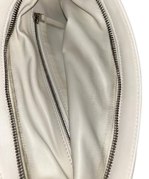 BOTTEGA VENETA（ボッテガベネタ）BOTTEGA VENETA (ボッテガベネタ) ツイストレザークラッチバッグ ホワイトの古着・服飾アイテム