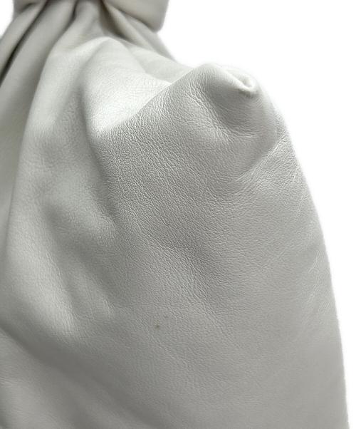 BOTTEGA VENETA（ボッテガベネタ）BOTTEGA VENETA (ボッテガベネタ) ツイストレザークラッチバッグ ホワイトの古着・服飾アイテム