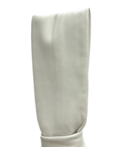 BOTTEGA VENETA（ボッテガベネタ）BOTTEGA VENETA (ボッテガベネタ) ツイストレザークラッチバッグ ホワイトの古着・服飾アイテム