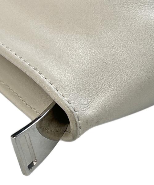 BOTTEGA VENETA（ボッテガベネタ）BOTTEGA VENETA (ボッテガベネタ) ツイストレザークラッチバッグ ホワイトの古着・服飾アイテム