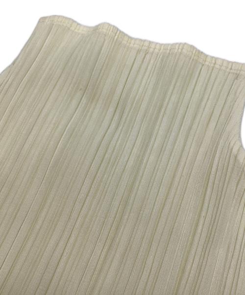 ISSEY MIYAKE（イッセイミヤケ）ISSEY MIYAKE (イッセイミヤケ) プリーツノースリーブカットソー アイボリー サイズ:Mの古着・服飾アイテム