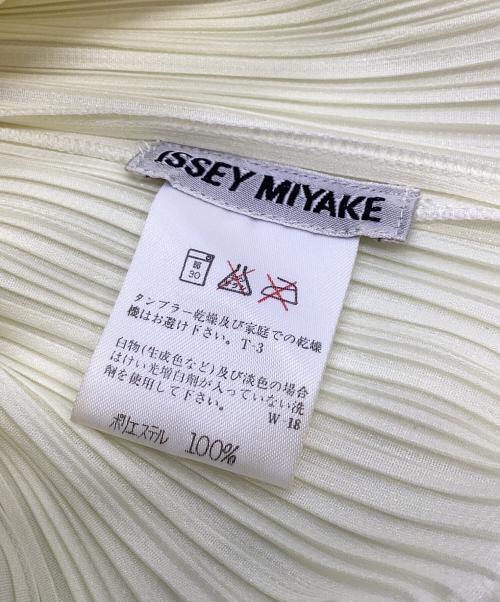 ISSEY MIYAKE（イッセイミヤケ）ISSEY MIYAKE (イッセイミヤケ) プリーツノースリーブカットソー アイボリー サイズ:Mの古着・服飾アイテム