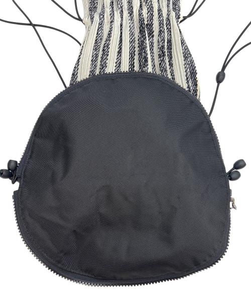 PLEATS PLEASE（プリーツプリーズ）PLEATS PLEASE (プリーツプリーズ) プリーツ巾着バッグ ホワイト×ブラックの古着・服飾アイテム