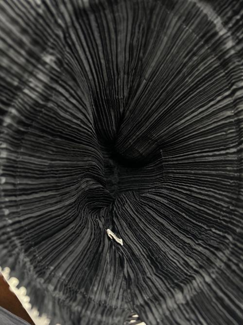 PLEATS PLEASE（プリーツプリーズ）PLEATS PLEASE (プリーツプリーズ) プリーツ巾着バッグ ホワイト×ブラックの古着・服飾アイテム