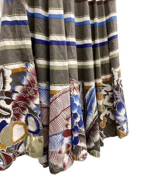 ISSEY MIYAKE（イッセイミヤケ）ISSEY MIYAKE (イッセイミヤケ) 総柄スカート グレー×レッド サイズ:9の古着・服飾アイテム