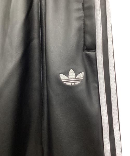 adidas（アディダス）adidas (アディダス) JEREMY SCOTT (ジェレミー スコット) フェイクレザーワイドパンツ ブラック×ホワイト サイズ:2XL 未使用品の古着・服飾アイテム