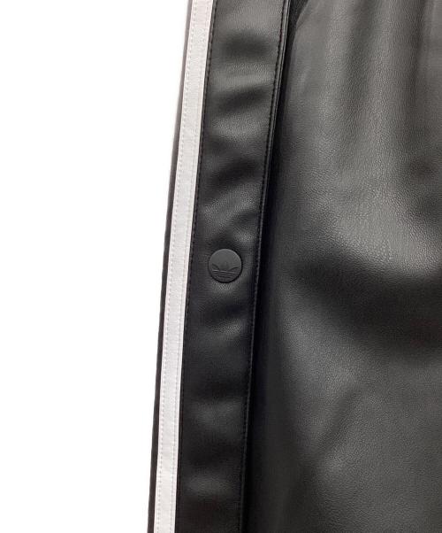 adidas（アディダス）adidas (アディダス) JEREMY SCOTT (ジェレミー スコット) フェイクレザーワイドパンツ ブラック×ホワイト サイズ:2XL 未使用品の古着・服飾アイテム