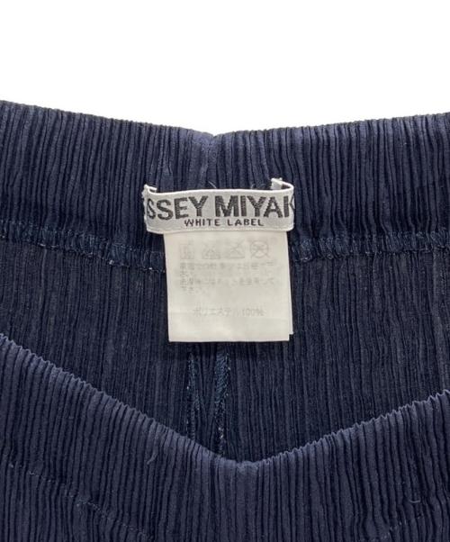 ISSEY MIYAKE WHITE LABEL（イッセイミヤケホワイトレーベル）ISSEY MIYAKE WHITE LABEL (イッセイミヤケホワイトレーベル) プリーツパンツ ネイビー サイズ:1の古着・服飾アイテム