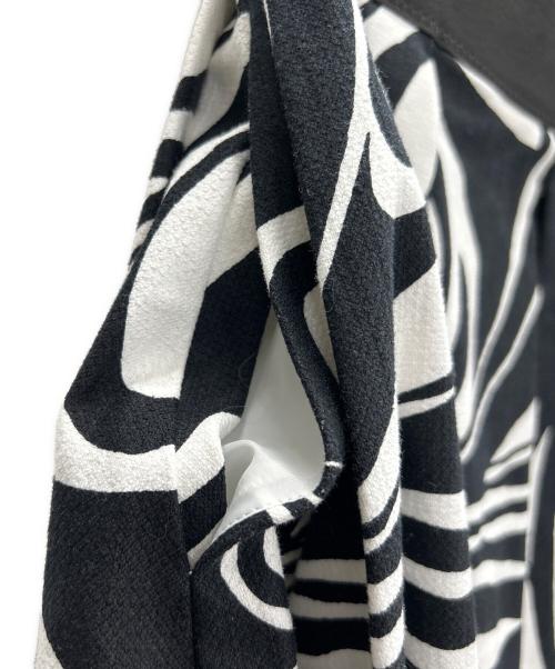 ADORE（アドーア）ADORE (アドーア) モノトーンフラワープリントスカート ホワイト×ブラック サイズ:38の古着・服飾アイテム