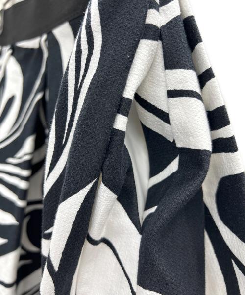 ADORE（アドーア）ADORE (アドーア) モノトーンフラワープリントスカート ホワイト×ブラック サイズ:38の古着・服飾アイテム