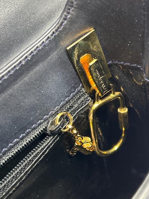 Salvatore Ferragamo（サルヴァトーレ フェラガモ）Salvatore Ferragamo (サルヴァトーレ フェラガモ) ショルダーバッグ ブラックの古着・服飾アイテム