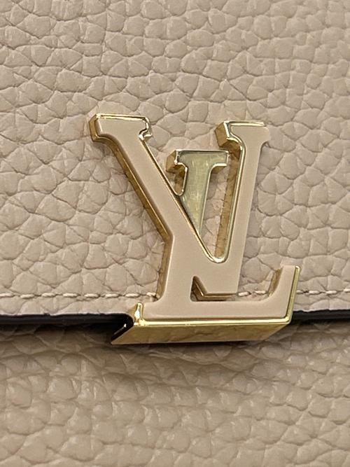 LOUIS VUITTON（ルイ ヴィトン）LOUIS VUITTON (ルイ ヴィトン) 3つ折り財布 ガレ ポルトフォイユ・カプシーヌ コンパクト グレージュの古着・服飾アイテム
