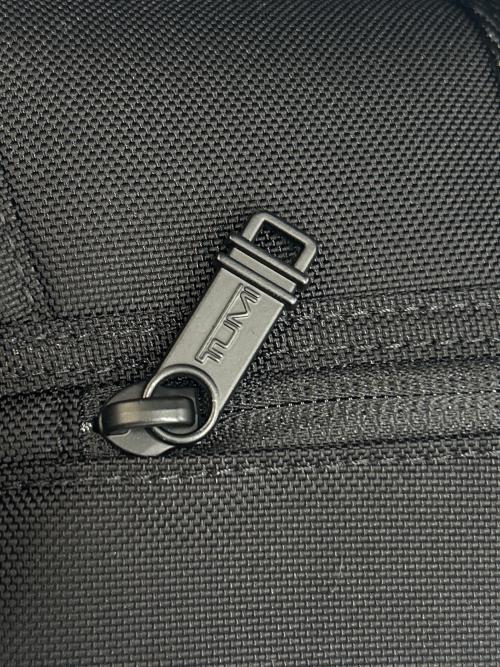 TUMI（トゥミ）TUMI (トゥミ) ショルダーバッグ コンパス クロスボディ ブラックの古着・服飾アイテム