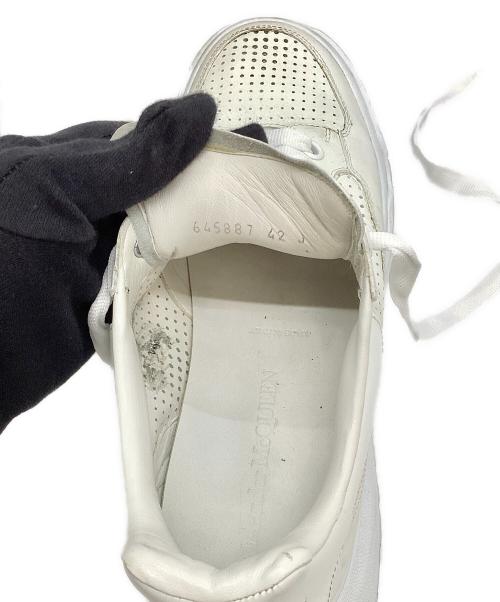ALEXANDER McQUEEN（アレキサンダーマックイーン）ALEXANDER McQUEEN (アレキサンダーマックイーン) Court Trainer ホワイト サイズ:42の古着・服飾アイテム