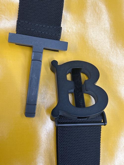 BURBERRY BLACK LABEL（バーバリーブラックレーベル）BURBERRY BLACK LABEL (バーバリーブラックレーベル) ボディバッグ ホースフェリー プリント イエローの古着・服飾アイテム