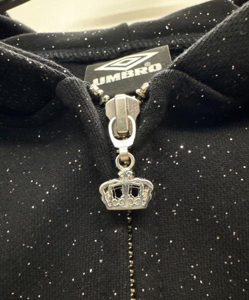 UMBRO（アンブロ）UMBRO (アンブロ) 9090 girl (ナインティナインティ ガール) Cross Logo Glitter Zip Hoodie ブラック サイズ:Sの古着・服飾アイテム