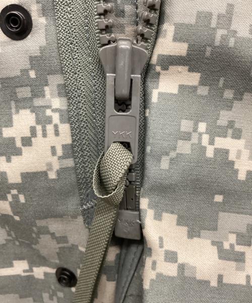 US ARMY（ユーエスアーミー）US ARMY (ユーエスアーミー) M-65 フィールドジャケット UCPカモ 2006年 グレー サイズ:SMALL REGULAR 未使用品の古着・服飾アイテム