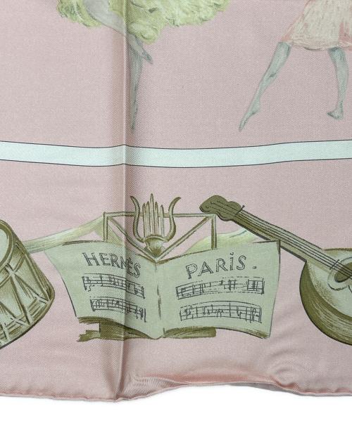 HERMES（エルメス）HERMES (エルメス) シルクスカーフ カレ90 ラ・ダンス ピンクの古着・服飾アイテム