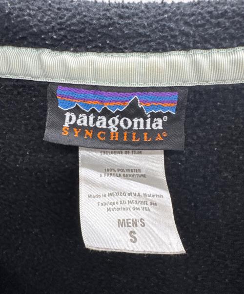 Patagonia（パタゴニア）Patagonia (パタゴニア) URBAN OUTFITTERS (アーバンアウトフィッターズ) シンチラスナップT ブラック×ブルー サイズ:Sの古着・服飾アイテム