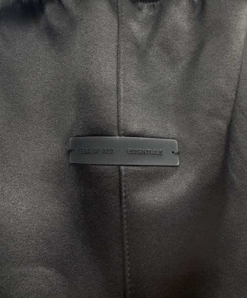Fear Of God（フィア・オブ・ゴッド）Fear Of God (フィア・オブ・ゴッド) FOG ESSENTIALS (フィアオブゴッド エッセンシャル) ボンデッドサテントラックパンツ ブラック サイズ:Mの古着・服飾アイテム