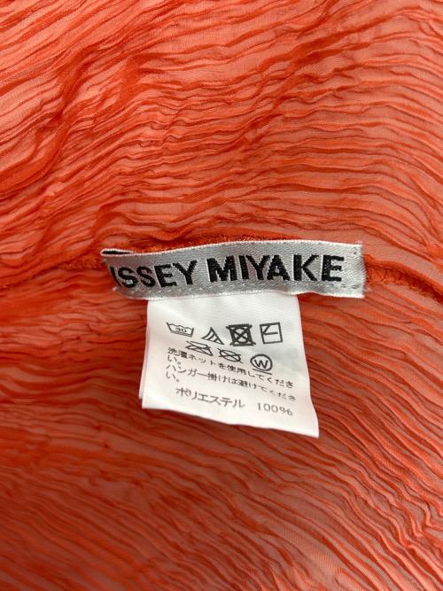 ISSEY MIYAKE（イッセイミヤケ）ISSEY MIYAKE (イッセイミヤケ) モックネックカットソー シースルー プリーツ加工 オレンジ サイズ:2の古着・服飾アイテム