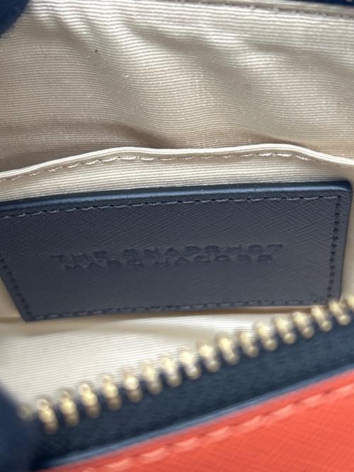 MARC JACOBS（マークジェイコブス）MARC JACOBS (マークジェイコブス) ショルダーバッグ スナップショット ネイビー×オレンジの古着・服飾アイテム