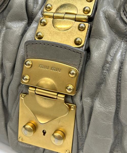 MIU MIU（ミュウミュウ）MIU MIU (ミュウミュウ) マテラッセ2WAYバッグ グレーの古着・服飾アイテム