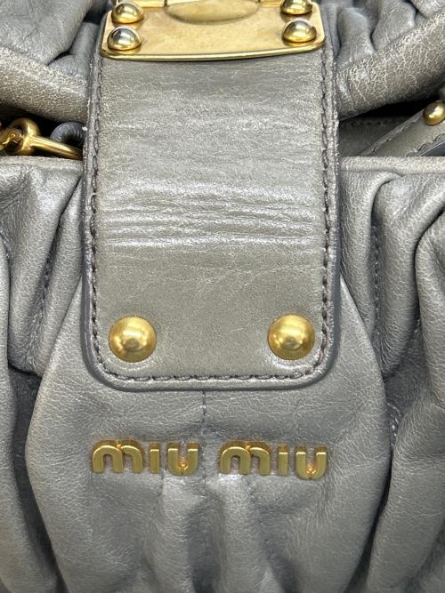 MIU MIU（ミュウミュウ）MIU MIU (ミュウミュウ) マテラッセ2WAYバッグ グレーの古着・服飾アイテム