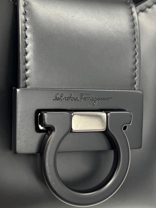 Salvatore Ferragamo（サルヴァトーレ フェラガモ）Salvatore Ferragamo (サルヴァトーレ フェラガモ) ミニバッグ トリフォリオ ブラックの古着・服飾アイテム