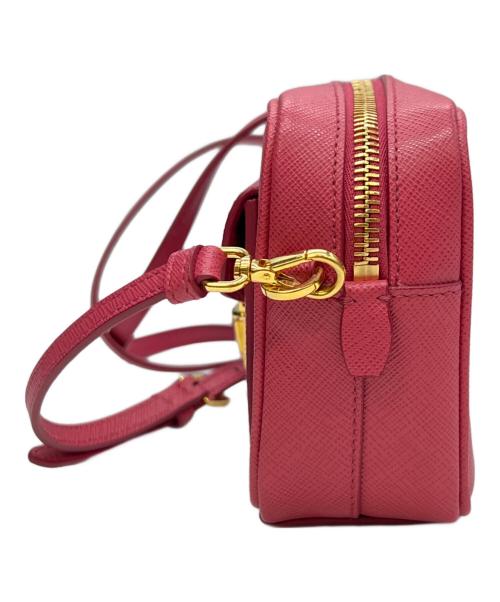 PRADA（プラダ）PRADA (プラダ) ショルダーバッグ サフィアーノレザー カメラバッグショルダー ピンクの古着・服飾アイテム
