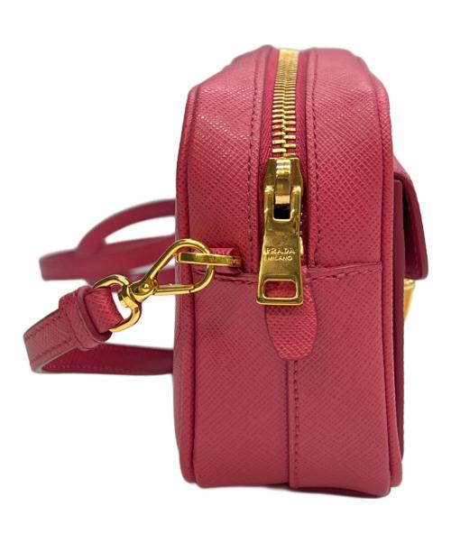 PRADA（プラダ）PRADA (プラダ) ショルダーバッグ サフィアーノレザー カメラバッグショルダー ピンクの古着・服飾アイテム