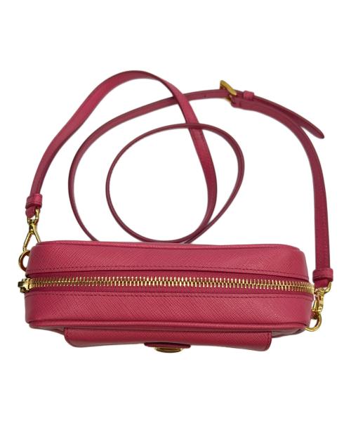 PRADA（プラダ）PRADA (プラダ) ショルダーバッグ サフィアーノレザー カメラバッグショルダー ピンクの古着・服飾アイテム
