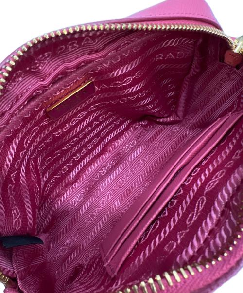 PRADA（プラダ）PRADA (プラダ) ショルダーバッグ サフィアーノレザー カメラバッグショルダー ピンクの古着・服飾アイテム