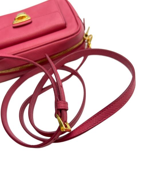 PRADA（プラダ）PRADA (プラダ) ショルダーバッグ サフィアーノレザー カメラバッグショルダー ピンクの古着・服飾アイテム
