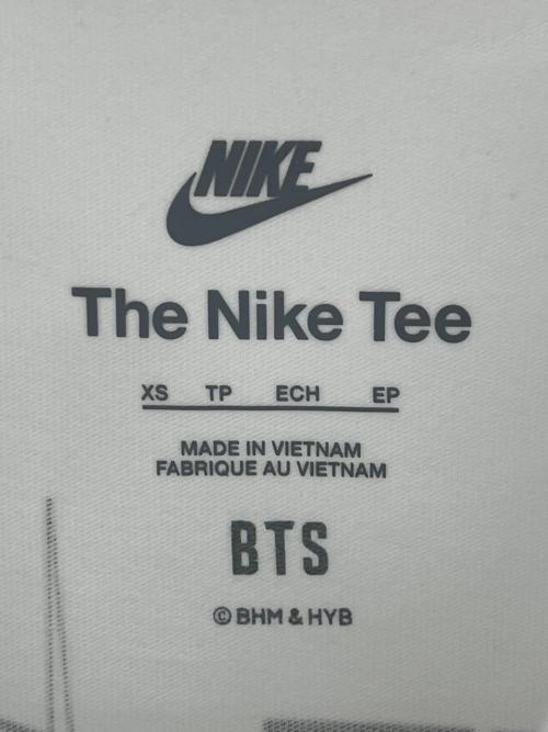 NIKE（ナイキ）NIKE (ナイキ) BTS (ビーティーエス) NIKE×BTS ツアーTシャツ  ホワイト サイズ:XS 未使用品の古着・服飾アイテム
