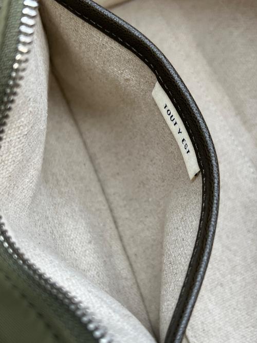 TOUT Y EST（トゥティエ）TOUT Y EST (トゥティエ) ハンドバッグ SAC LOQUET TOILE グリーンの古着・服飾アイテム