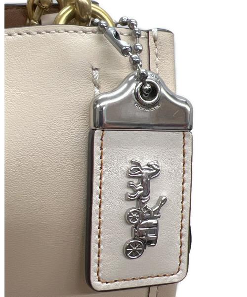 COACH（コーチ）COACH (コーチ) tom wesselmann (トム・ウェッセルマン) ショルダーバッグ Rogue 25 ベージュ×レッドの古着・服飾アイテム