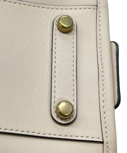 COACH（コーチ）COACH (コーチ) tom wesselmann (トム・ウェッセルマン) ショルダーバッグ Rogue 25 ベージュ×レッドの古着・服飾アイテム