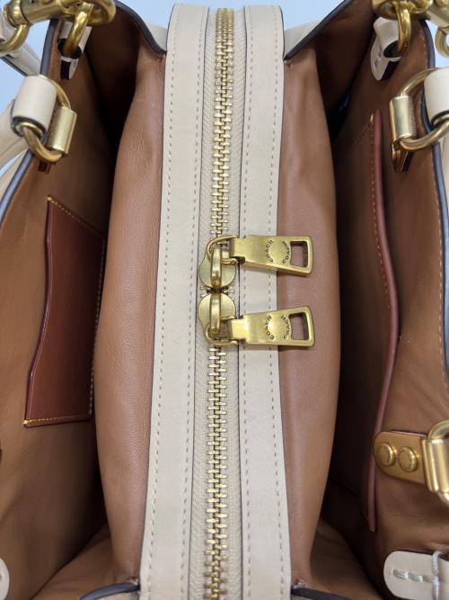 COACH（コーチ）COACH (コーチ) tom wesselmann (トム・ウェッセルマン) ショルダーバッグ Rogue 25 ベージュ×レッドの古着・服飾アイテム