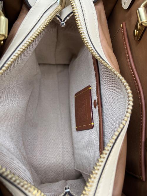 COACH（コーチ）COACH (コーチ) tom wesselmann (トム・ウェッセルマン) ショルダーバッグ Rogue 25 ベージュ×レッドの古着・服飾アイテム