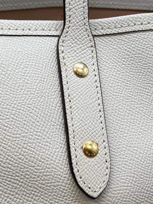 COACH（コーチ）COACH (コーチ) シティ ジップ トート ホワイトの古着・服飾アイテム