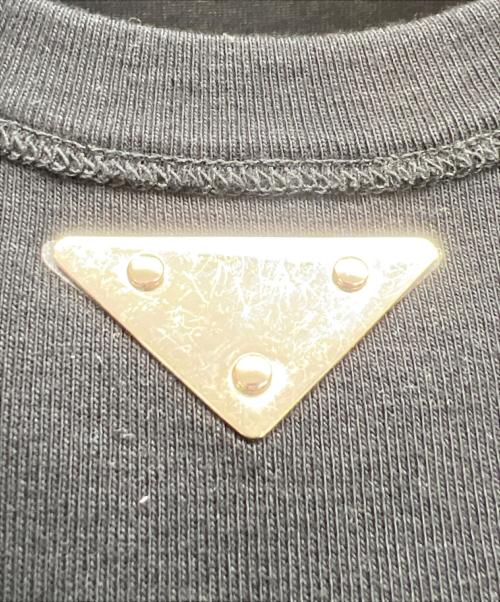 PRADA（プラダ）PRADA (プラダ) トライアングルロゴプレートTシャツ ブラック サイズ:Sの古着・服飾アイテム