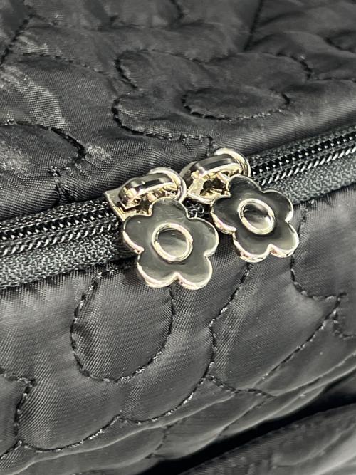 MARY QUANT（マリークヮント）MARY QUANT (マリークヮント) デイジーキルトボストンバッグ ブラックの古着・服飾アイテム
