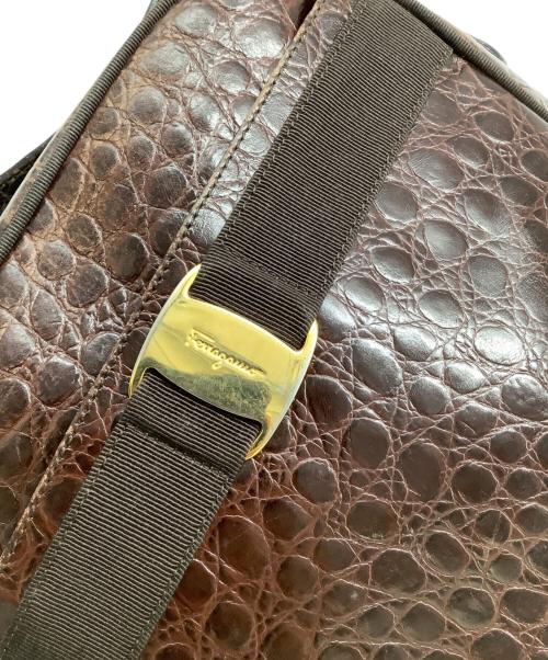 Salvatore Ferragamo（サルヴァトーレ フェラガモ）Salvatore Ferragamo (サルヴァトーレ フェラガモ) 型押しショルダーバッグ ブラウンの古着・服飾アイテム