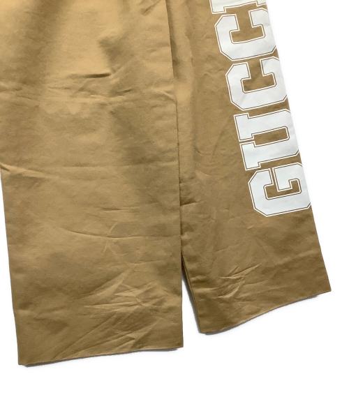 GUCCI（グッチ）GUCCI (グッチ) ロゴプリントドローストリングパンツ ベージュ サイズ:44の古着・服飾アイテム