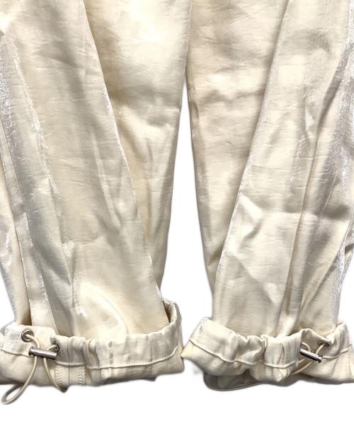 CITY TOKYO（シティートウキョウ）CITY TOKYO (シティートウキョウ) サイドタックサテンカーゴパンツ アイボリー サイズ:1 未使用品の古着・服飾アイテム