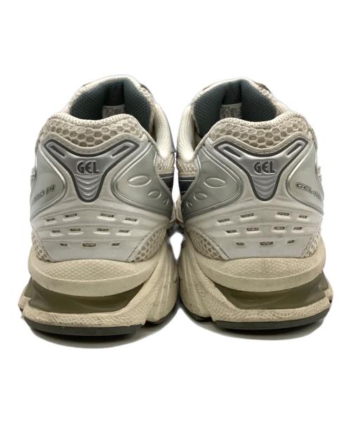 asics（アシックス）asics (アシックス) スニーカー ホワイト×シルバー サイズ:27cmの古着・服飾アイテム